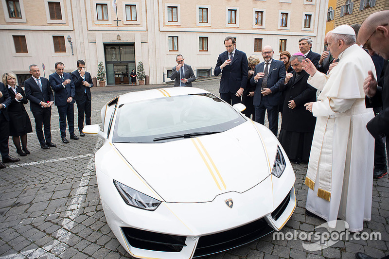 Paus Franciscus zegent een Lamborghini Huracan