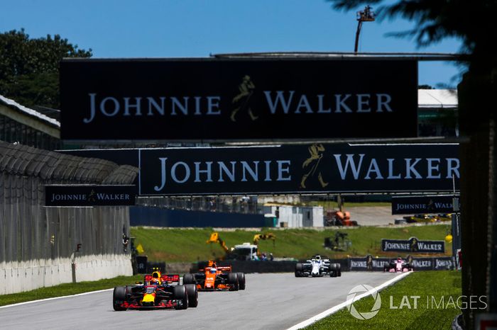 Max Verstappen, Red Bull Racing RB13, Fernando Alonso, McLaren MCL32, Felipe Massa, Williams FW40