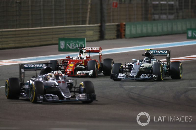 Sebastian Vettel, Ferrari SF16-H, lucha con Nico Rosberg, Mercedes F1 W07 Hybrid, as Lewis Hamilton,