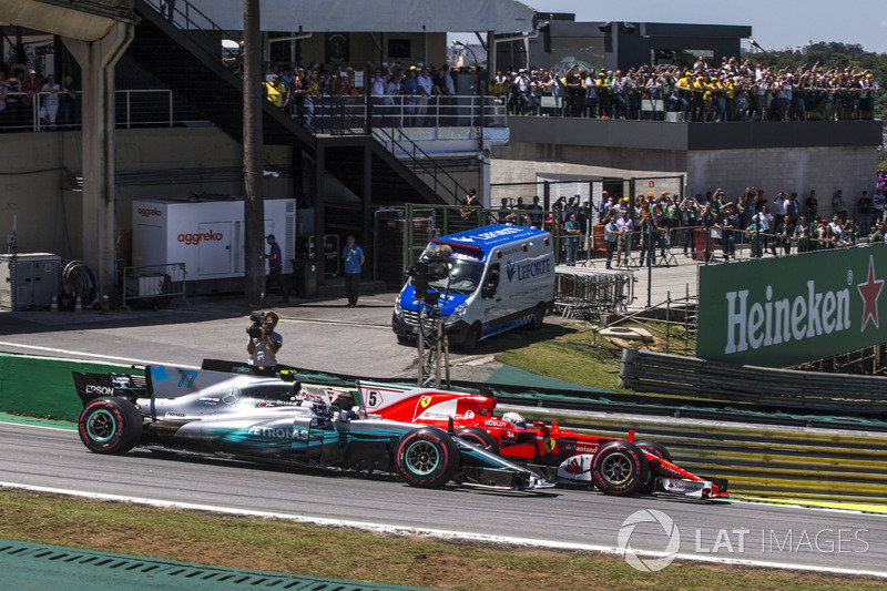 Sebastian Vettel, Ferrari SF70H y Valtteri Bottas, Mercedes-Benz F1 W08