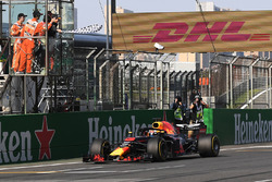 Le vainqueur Daniel Ricciardo, Red Bull Racing RB14 passe sous le drapeau à damier