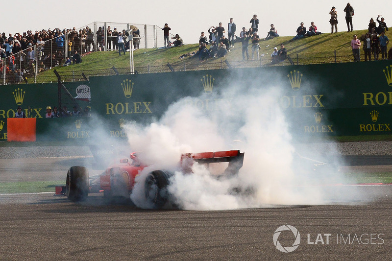 Sebastian Vettel, Ferrari SF71H spint na een clash met Max Verstappen, Red Bull Racing RB14