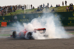 Sebastian Vettel, Ferrari SF71H va in testacoda dopo il contatto con Max Verstappen, Red Bull Racing RB14
