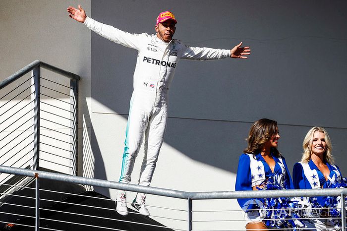 Podio: ganador de la carrera Lewis Hamilton, Mercedes AMG F1 celebra enel podio