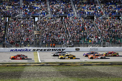 Martin Truex Jr., Furniture Row Racing Toyota takes the green flag