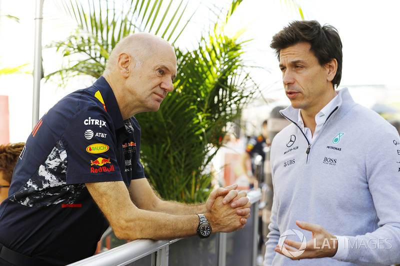 Технический директор Red Bull Racing Эдриан Ньюи и исполнительный директор Mercedes AMG F1 Тото Вольф