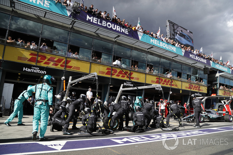 Lewis Hamilton, Mercedes AMG F1 W09, pit stop
