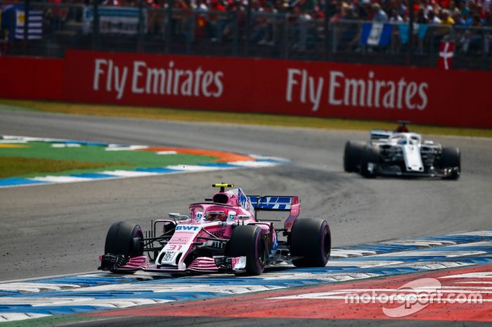 Esteban Ocon, Force India VJM11, delante de Marcus Ericsson, Sauber C37