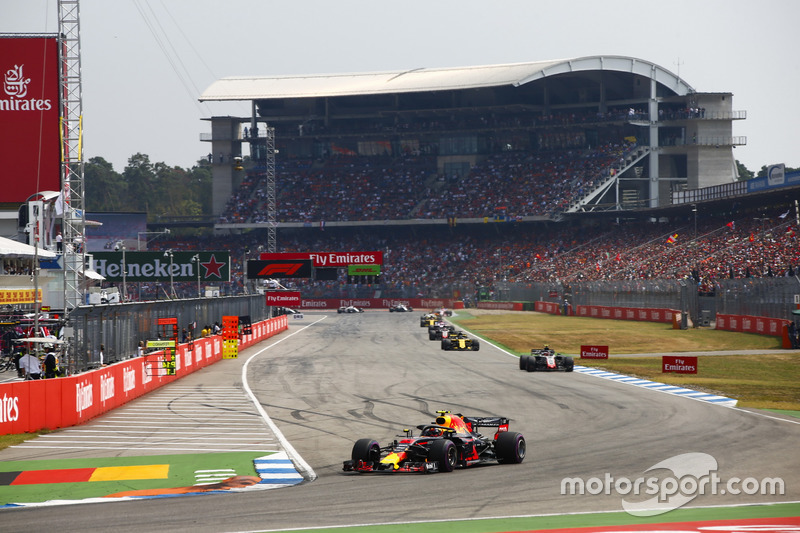 Max Verstappen, Red Bull Racing RB14, Kevin Magnussen, Haas F1 Team VF-18, Nico Hulkenberg, Renault Sport F1 Team R.S. 18, y Romain Grosjean, Haas F1 Team VF-18