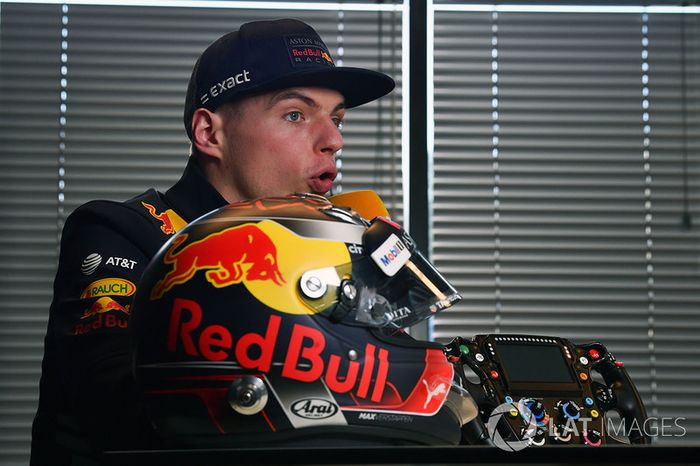 Max Verstappen, Red Bull Racing con casco e volante