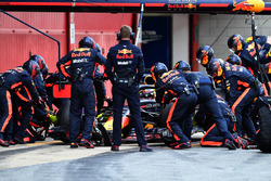 Max Verstappen, Red Bull Racing RB14 pit stop