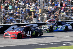 Kurt Busch, Stewart-Haas Racing Ford e Joey Gase, Tommy Baldwin Racing Chevrolet
