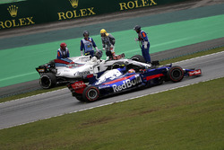 Pierre Gasly, Scuderia Toro Rosso STR12 passes the car of Lance Stroll, Williams FW40 after stopping