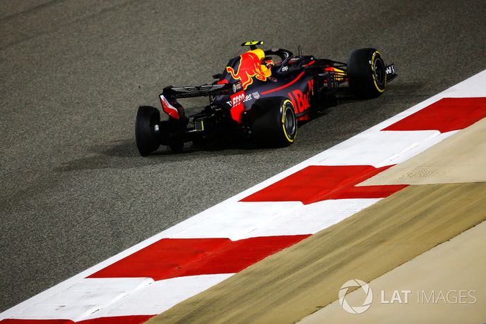 Max Verstappen, Red Bull Racing RB14 Tag Heuer, torna ai box con una foratura