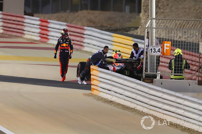 Max Verstappen, Red Bull Racing RB14 Tag Heuer, se retira de la carrera