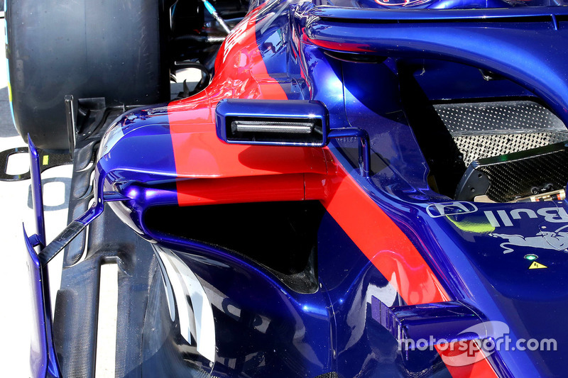 Un rétroviseur de la Toro Rosso STR13