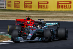 Lewis Hamilton, Mercedes AMG F1 W09, voor Kimi Raikkonen, Ferrari SF71H