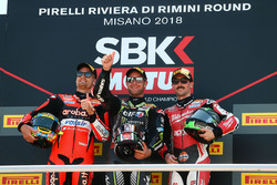 Il vincitore della gara Jonathan Rea, Kawasaki Racing, il secondo classificato Chaz Davies, Aruba.it Racing-Ducati SBK Team, il terzo classificato Eugene Laverty, Milwaukee Aprilia