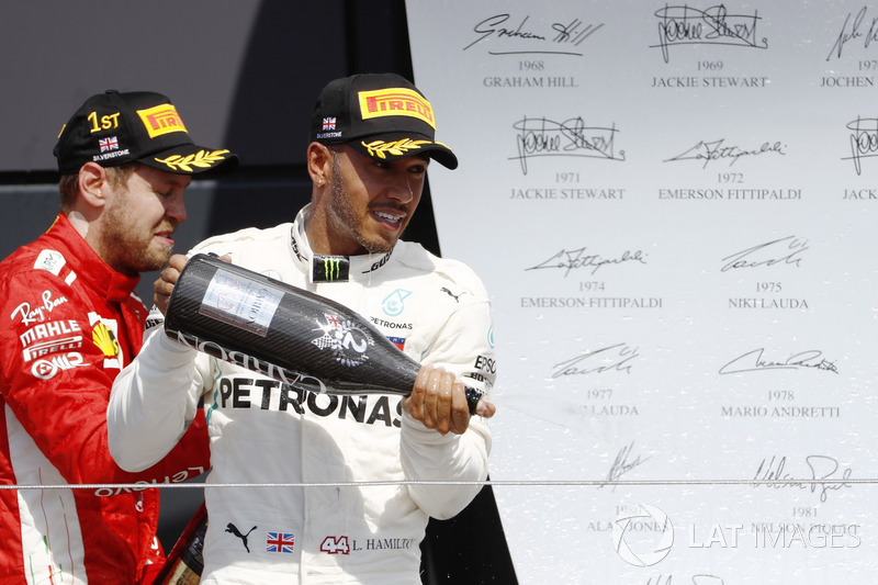 Sebastian Vettel, Ferrari, e Lewis Hamilton, Mercedes AMG F1, festeggiano sul podio con lo champagne