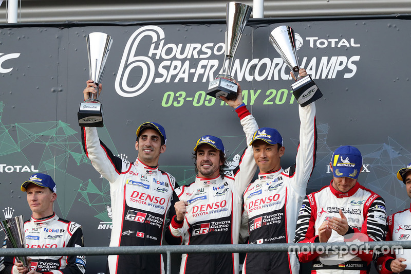 Podium: racewinnaars #8 Toyota Gazoo Racing Toyota TS050: Sébastien Buemi, Kazuki Nakajima, Fernando Alonso