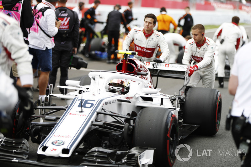 Charles Leclerc, Sauber, arrives on the grid