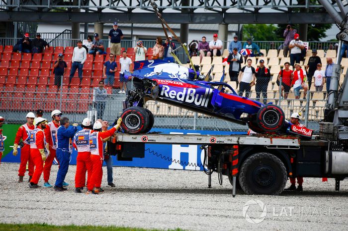 I marshal rimuovono la monoposto di Brendon Hartley Toro Rosso STR13 dopo il brutto incidente