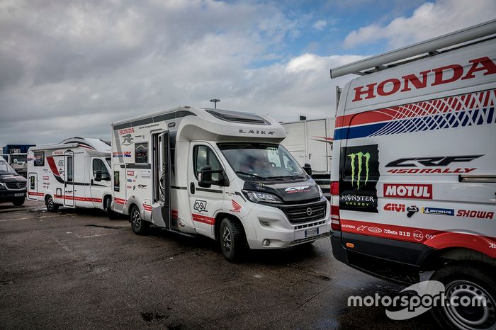 Preparativos de los vehículos de apoyo del Monster Energy Honda Team