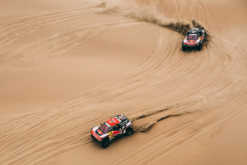 #308 Peugeot Sport Peugeot 3008 DKR: Cyril Despres, David Castera, #303 Peugeot Sport Peugeot 3008 D