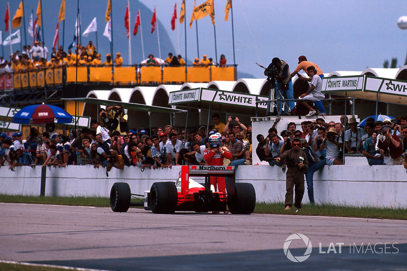 Il vincitore della gara Alain Prost, McLaren MP4/4 parcheggia la sua monoposto sul rettilineo di par