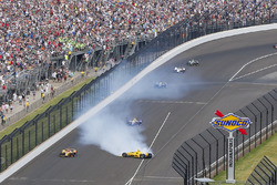 Crash: Helio Castroneves, Team Penske Chevrolet
