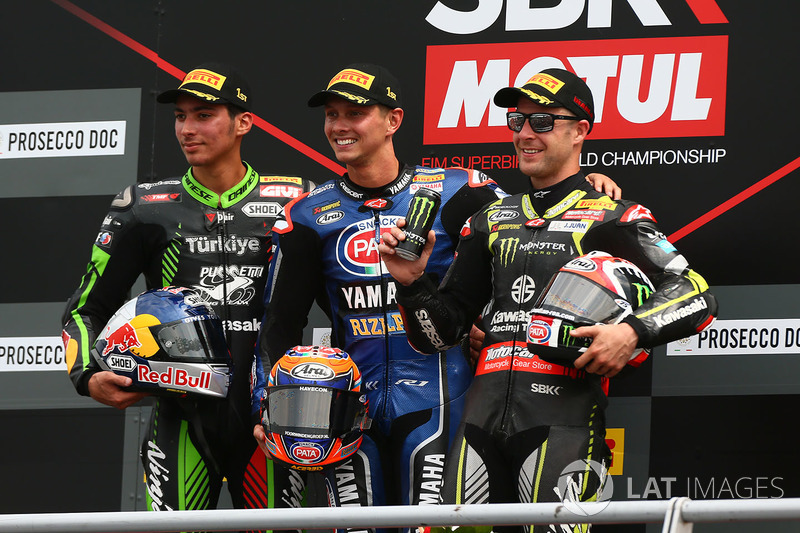 Podio: ganador de la carrera Michael van der Mark, Pata Yamaha, segundo lugar Toprak Razgatlioglu, Kawasaki Puccetti Racing, tercer lugar Jonathan Rea, Kawasaki Racing