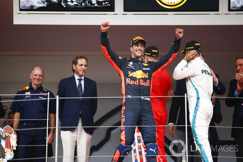 Daniel Ricciardo, Red Bull Racing, fête sa victoire sur le podium devant Adrian Newey, directeur technique, Red Bull Racing, Lewis Hamilton, Mercedes AMG F1, Sebastian Vettel, Ferrari, le Prince Albert et la Princesse Charlene