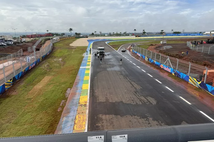 Personal encargado de la limpieza del circuito brasileño