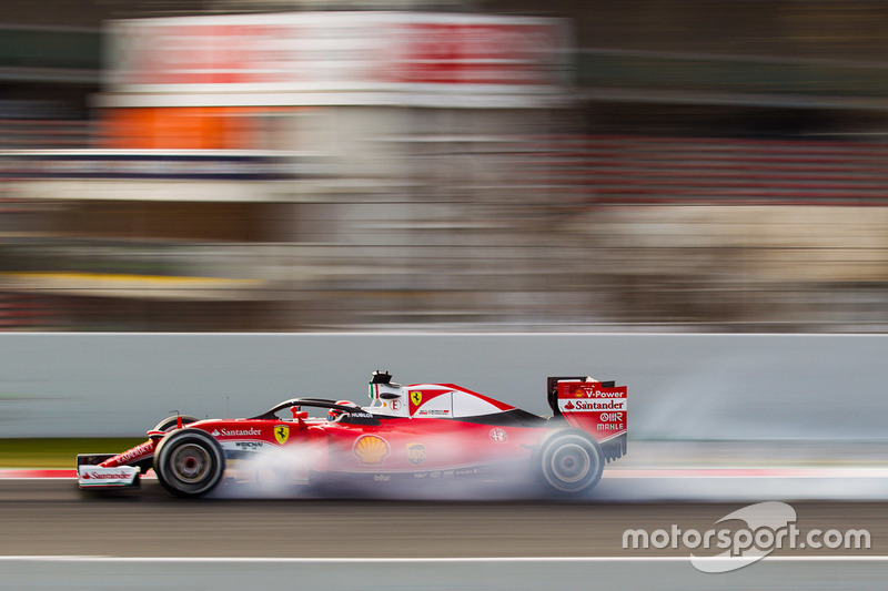 Kimi Raikkonen, Ferrari SF16-H running the Halo cockpit cover locks up under braking