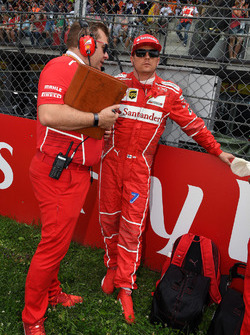 Kimi Raikkonen, Ferrari, Dave Greenwood, Ferrari Race Engineer