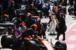 Stoffel Vandoorne, McLaren, Fernando Alonso, McLaren MCL32, Lance Stroll, Williams FW40, Felipe Mass