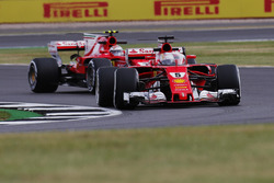 Sebastian Vettel, Ferrari SF70H, kokpit koruması ve Kimi Raikkonen, Ferrari SF70H