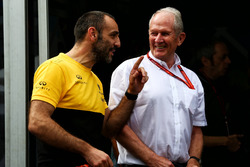 Cyril Abiteboul, directeur général Renault Sport F1 avec Dr Helmut Marko, conseilleur Red Bull Motorsport