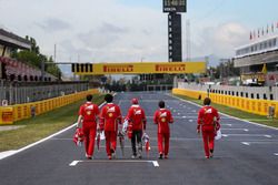 Sebastian Vettel, Ferrari camina por la pista con el equipo