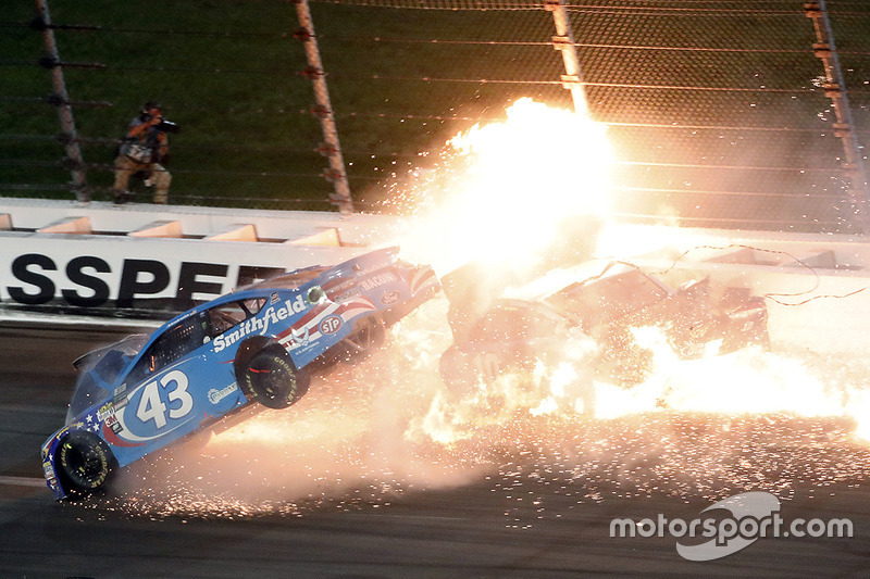 3. Aric Almirola, Richard Petty Motorsports Ford, Danica Patrick, Stewart-Haas Racing Ford, Joey Logano, Team Penske Ford büyük kaza