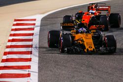 Jolyon Palmer, Renault Sport F1 Team RS17, Fernando Alonso, McLaren MCL32