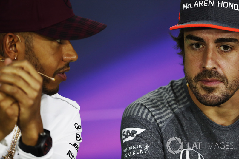 Lewis Hamilton, Mercedes AMG F1 habla con Fernando Alonso, McLaren