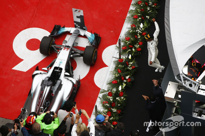 Podyum: Yarış galibi Lewis Hamilton, Mercedes AMG, 3. Max Verstappen, Red Bull Racing RB13, 2 Sebastian Vettel, Ferrari SF70H