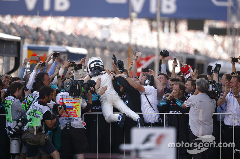 Ganador de la carrera Valtteri Bottas, Mercedes AMG F1