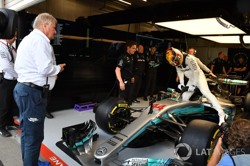 Джо Бауер, Технічний делегат FIA дивиться на Льюіса Хемілтона, Mercedes-Benz F1 W08, який сідає в болід із Halo