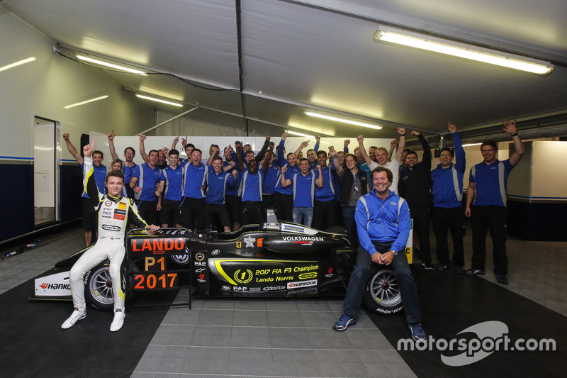 Lando Norris, Carlin Dallara F317 - Volkswagen celebrate with the Team