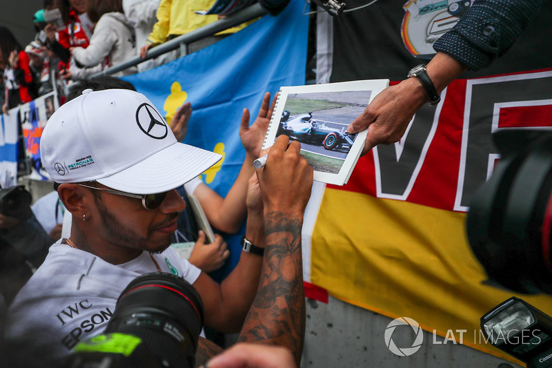 Lewis Hamilton, Mercedes AMG F1 signs autographs for the fans