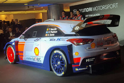 Hayden Paddon, Daniel Sordo y Thierry Neuville, de Hyundai Motorsport, revelan el Hyundai i20 Coupe WRC de 2017