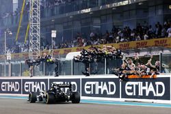 Sergio Perez, Sahara Force India F1 VJM09 passes the team at the end of the race securing fourth position in the Constructors' Championship