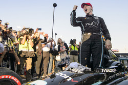Le Champion 2017 Josef Newgarden, Team Penske Chevrolet fête son titre